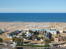 Písčitá pláž v Rimini je obrovská